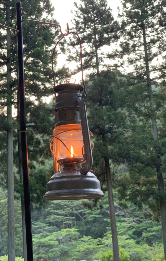 オイルランタンに火が灯っている