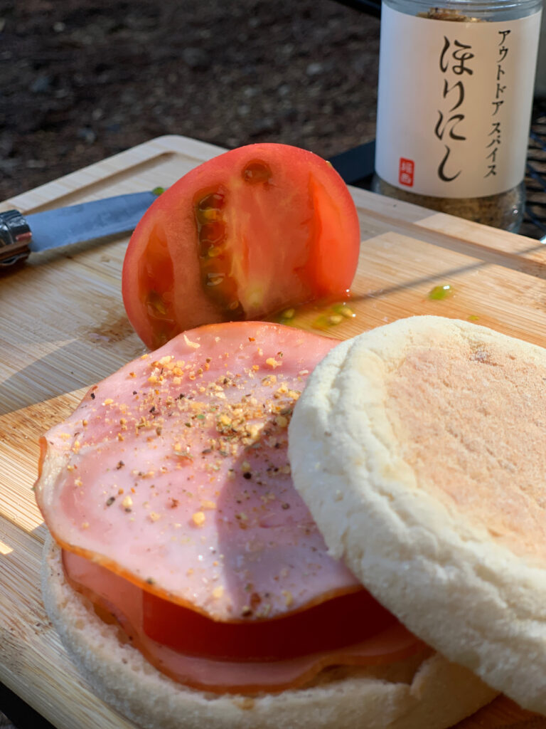 朝ごはんのパンとトマト