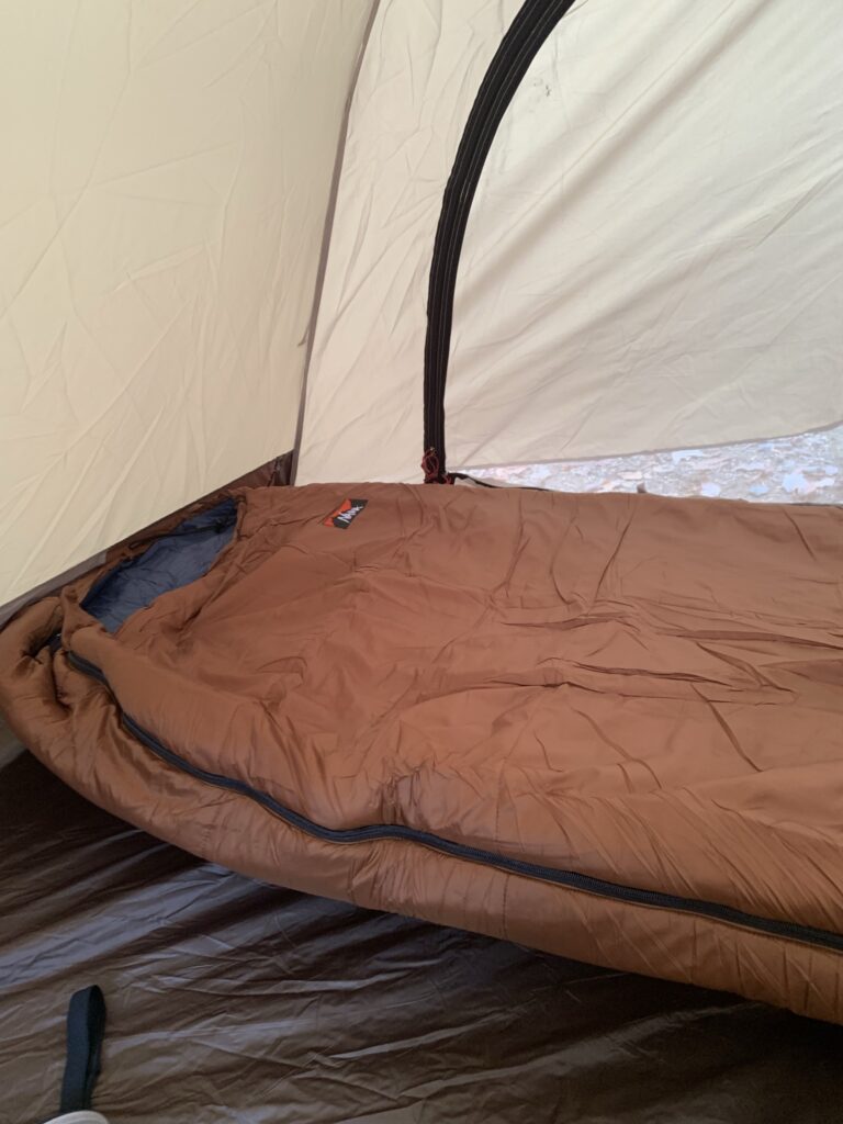 テント内の寝袋