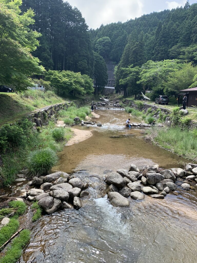 キャンプ場の川